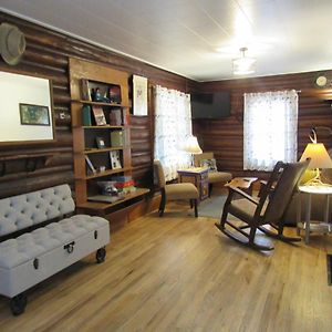 Comfy Log Cabin In Walking Distance Of Downtown Villa โคดี Exterior photo