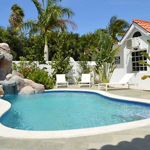 Luxury Villa With Private Pool Near Mambo And Cabana Beach วิลเลมสตัด Exterior photo