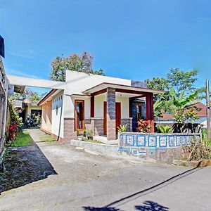 Oyo 92884 Agustha Homestay ยอกยาการ์ตา Exterior photo