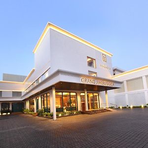 The Grand Ambassador Hotel กัตตะยัม Exterior photo