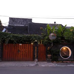 Puri Minggiran Guest House ยอกยาการ์ตา Exterior photo