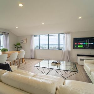Family Friendly Oceanview Howick Home - Pets+ โอ๊คแลนด์ Exterior photo
