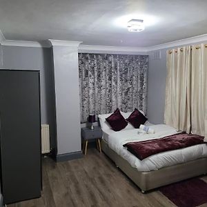 Sleek 2 Bedroom Flat-Sleeps Up To 5 Guest Hornchurch Exterior photo