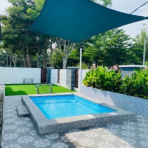 Ns Vacation Home Muar With Kids Friendly Pool Exterior photo