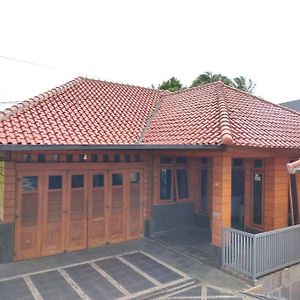 Rumah Kayu Syariah คุนิงงาน Exterior photo