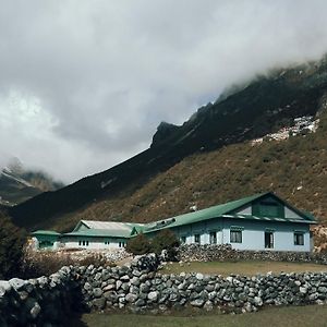 เยติเมาเท่นโฮมเธม Hotel Namche Exterior photo