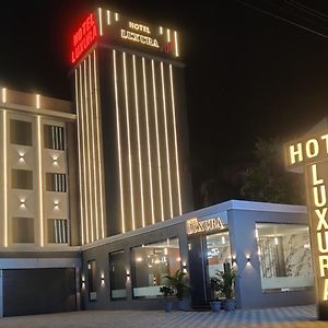 Hotel Luxura, อาเมดาบัด Exterior photo