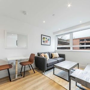 Spacious And Bright Studio In East Grinstead Apartment Exterior photo