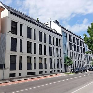 Euphoria Zentral - Parkplatz - Kuche - Netflix Apartment วีเนอร์นอยชตัดท์ Exterior photo