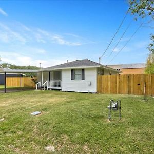 Comfy 3 Bedroom Home W/ Fenced Yard Bridge City Exterior photo