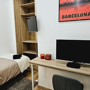 Gran Apartamento Ideal Grupos Muy Cerca Barcelona Apartment บาดาโลนา Exterior photo