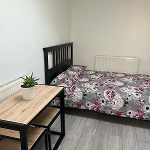 Modern Studio Flat With Free Parking Apartment Langley Marish Exterior photo