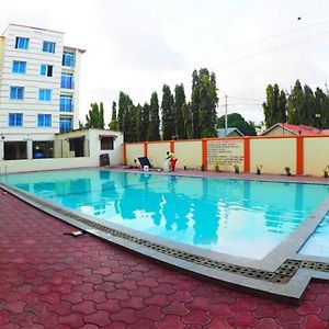 Roma Stays - Splendid 3Br Apartment At Mwtapa Luxury With A Swimming Pool มอมบาซา Exterior photo