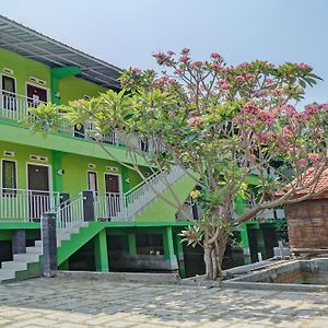 Oyo Life 92919 Kost Wijaya Kusuma Lake Syariah Hotel มาดิอุน Exterior photo