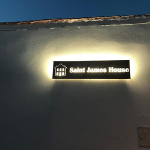 Saint James House ปงส์ Exterior photo
