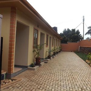 Malaika Apartments Uganda คัมพาลา Exterior photo