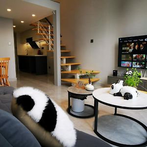 Panda Zuoke Besucher Apartment 熊猫坐客民宿 คุนหมิง Exterior photo
