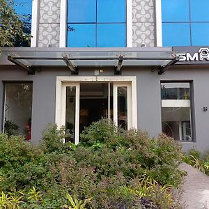 Sm Hives Business Hotel บูบันเนสชวาร์ Exterior photo