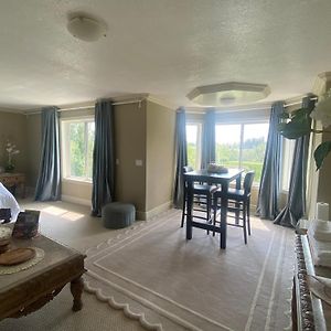 Royal Highland Livingroom Bedroom Suite คาลการี Exterior photo