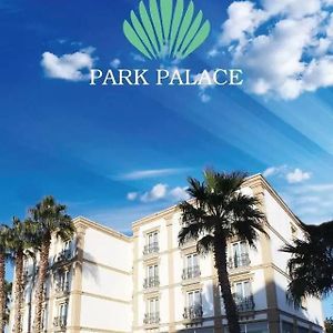 Park Palace Hotel ไคริเนีย Exterior photo