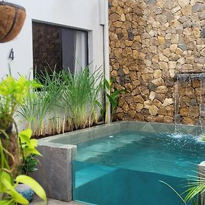 The Stone Elephant - A Place To Relax In Town With Hot Water And A Pool ซานฮวนเดลซูร์ Exterior photo
