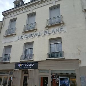 Le Cheval Blanc La Chartre Sur Le Loir Apartment Exterior photo