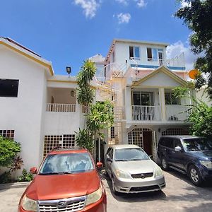 One Bedroom Suite In Peguy-Ville ปอร์โตแปรงซ์ Exterior photo