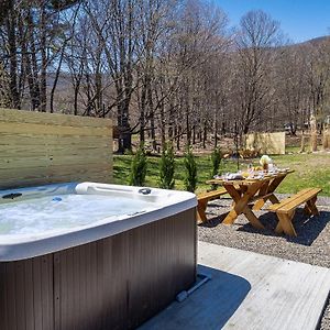 Wooded Catskills Farmhouse Near Woodstock -Hot Tub, Fire Pit, Outdoor Movies & More ซอเกอร์ทีส์ Exterior photo