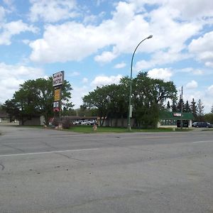 Carravalla Inn Melfort Exterior photo