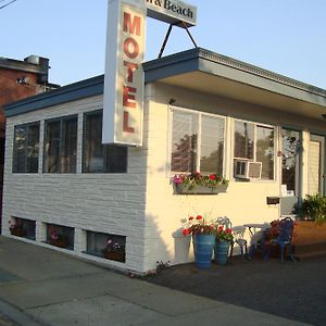 Town & Beach Motel ฟัลเมาท์ Exterior photo