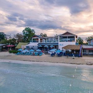 Blue Skies Beach Resort เนกริล Exterior photo