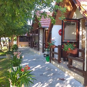 One Bedroom Bungalow With Enclosed Garden And Wifi At Brinjani Exterior photo
