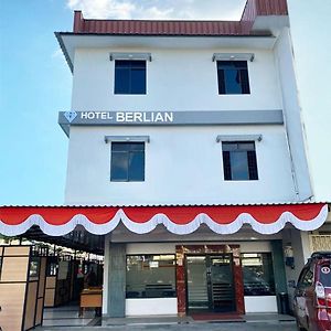 Hotel Berlian ปอนเตียนัค Exterior photo