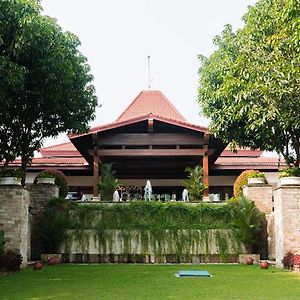 โรงแรมโลริน โซโล Surakarta  Exterior photo