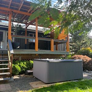 An Oasis Hidden In Plain Site Central Guesthouse Peaceful Gardens Waterfall Hot Tub 3 Well Appointed Luxurious Microsuites Central Nanaimo Stay In One Room Or Rent The Entire Suite Well Suited For Families Couples Or Business Travellers Alike นาไนโม Exterior photo