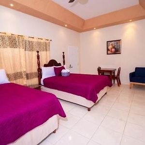 Beautiful Bedroom With Private Bath In A Villa Near Beach รันอเวย์เบย์ Exterior photo