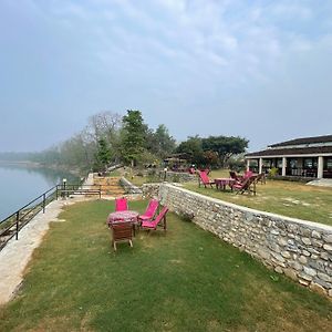 Chitwan Riverside Resort โซราฮา Exterior photo