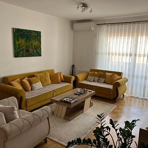 J&D Apartment Prishtina - 1 Double & 2 Single Beds พริสตีนา Exterior photo