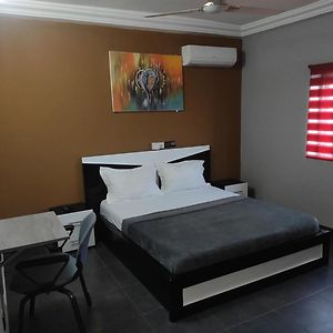 Room In Guest Room โลเม Exterior photo