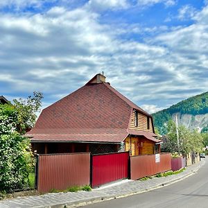 Хатинка Hotel ยาเรมชา Exterior photo