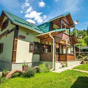 Casa Rustik Bucovina Villa ฟุนดูโมลโดเว Exterior photo