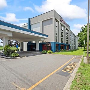 แฮมป์ตัน อินน์ ริดจ์ฟิลด์ พาร์ค โฮเทล Hotel Ridgefield Park Exterior photo