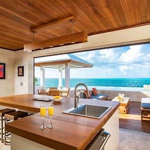 Luxurious Beachfront 2 Bedroom Villa On Smith'S Reef โพรวิเดนเซียเลส Exterior photo