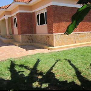 Nice Private 3 Bedroom Holiday Home Entebbe Road คัมพาลา Exterior photo