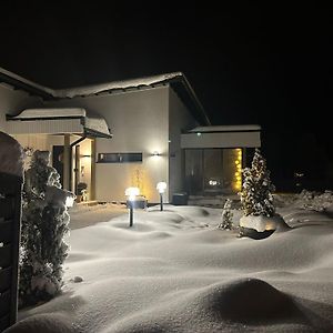 Luxury Villa Snow With Jacuzzi โรวานิเอมิ Exterior photo