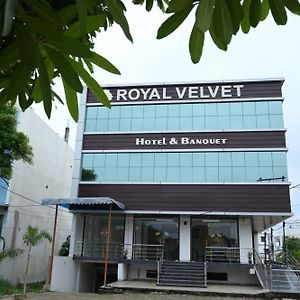 Royal Velvet Hotel & Banquet โคราฆปุระ Exterior photo