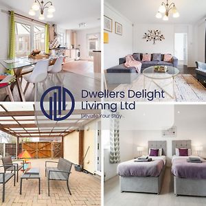 Dwellers Delight Living Ltd Serviced Accommodation, Chigwell, London 3 Bedroom House, Upto 7 Guests, Free Wifi & Parking Exterior photo