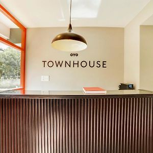 Townhouse Sarvar Hospitality Near Ascendas Park Square Mall Hotel บังกาลอร์ Exterior photo