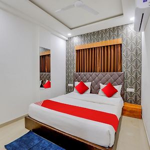 Oyo Hotel Md Grand Ac Rooms วาโดดารา Exterior photo