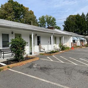 Heart Of The Berkshires Motel พิตส์ฟิลด์ Exterior photo